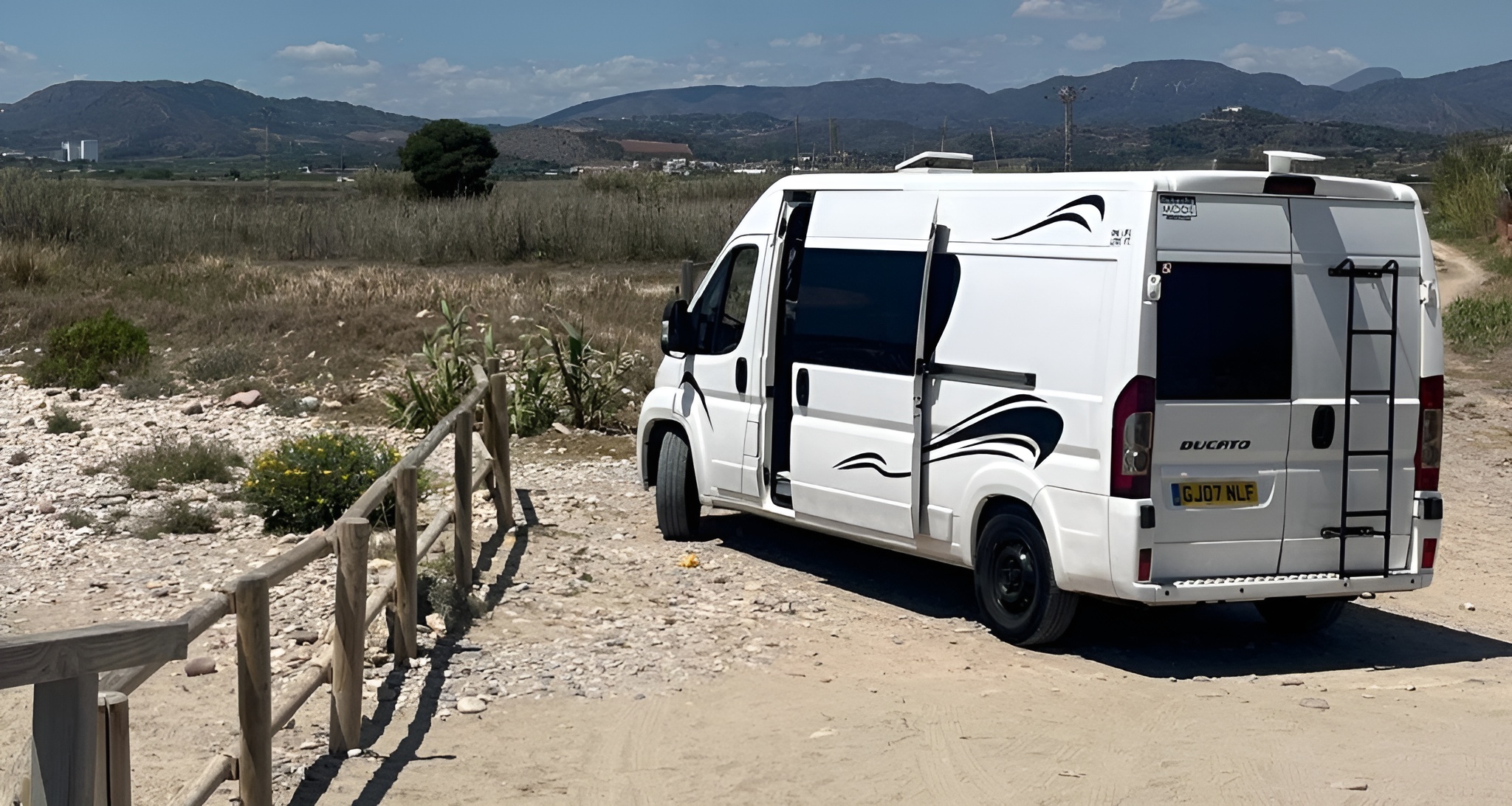 Interior de camper van de lujo con acabados de madera y diseño moderno personalizado por Camper Jack